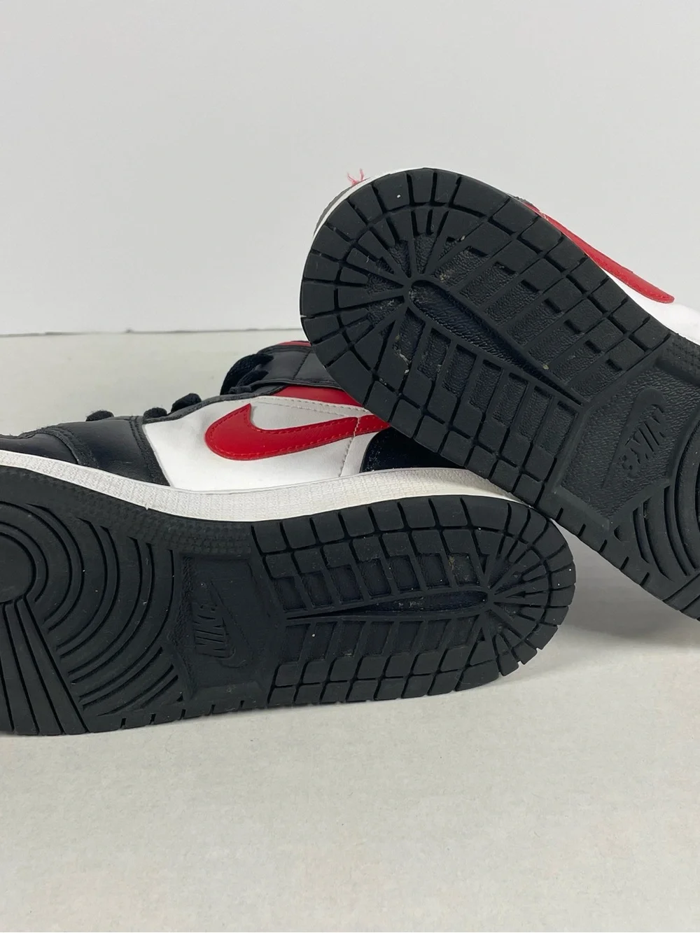 Nike Air Jordan 1 Mid GS 'Bred Toe' 2022 (554725-079) - Size 5.5Y / Women's 7